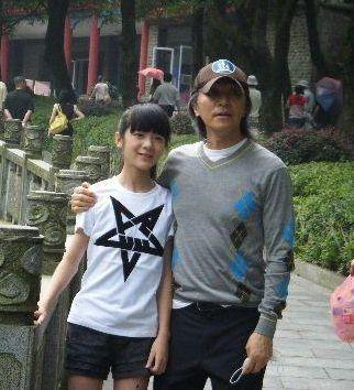 娱乐吃瓜徐娇,从童星到时尚达人，娱乐界的吃瓜女王  第2张