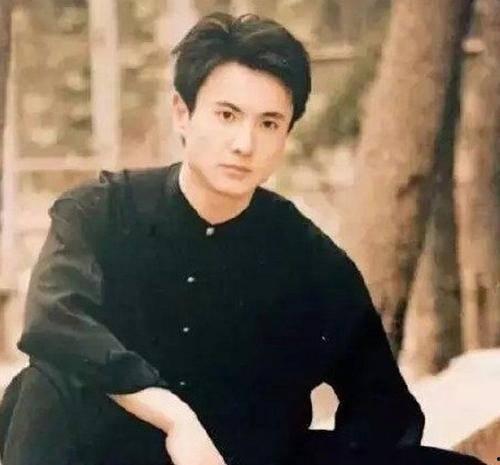 娱乐圈吃瓜博主两个大叔,揭秘两位大叔的神秘瓜界传奇  第2张